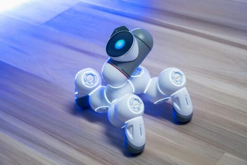 Listwy przypodłogowe 3w1: oświetlenie, czujniki i baza dla robota – nieoczywisty upgrade mieszkania