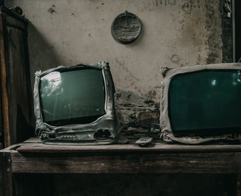 Ściana TV w salonie: praktyczna zabudowa media wall w bloku