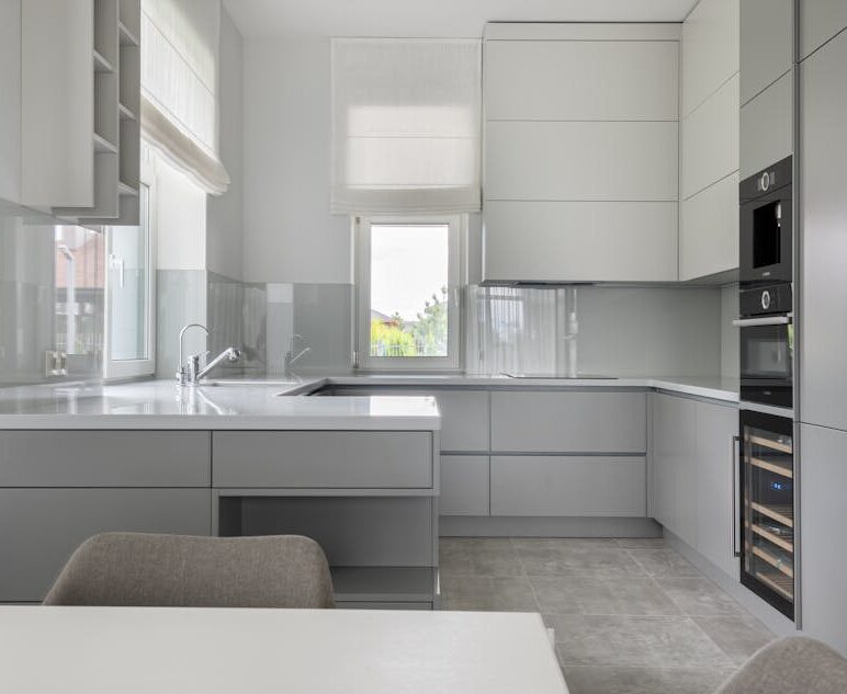 Spiżarnia w mieszkaniu: projekt, systemy cargo i wentylacja krok po kroku