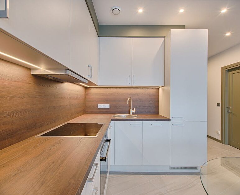 Blaty kuchenne bez tajemnic: jak wybrać laminat, kompakt, kwarc, spiek i drewno - montaż i koszty w Polsce