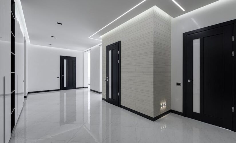 Drzwi przesuwne w mieszkaniu: systemy, montaż, akustyka i koszty w Polsce