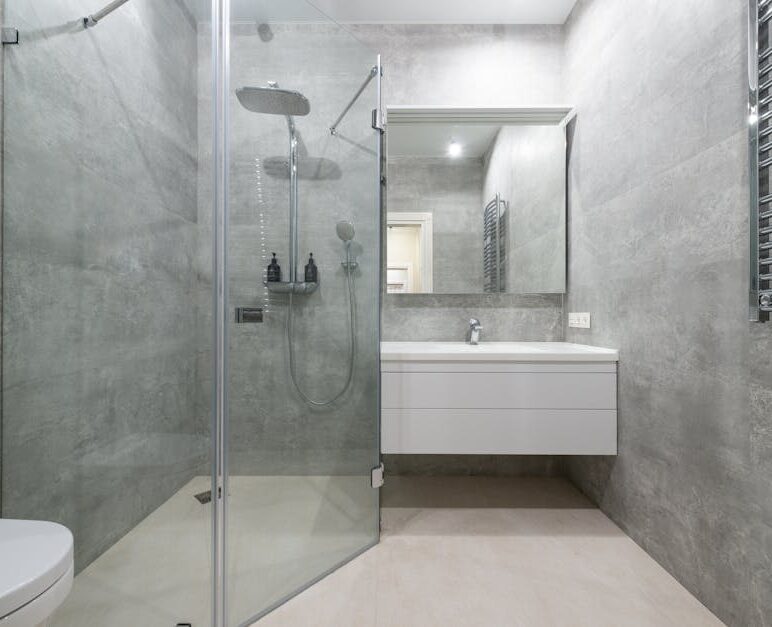 Elektryczne ogrzewanie podłogowe w mieszkaniu: mata czy folia, montaż i realne koszty