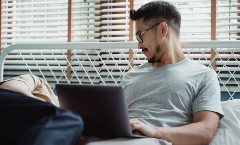 Osłony okienne w mieszkaniu: rolety dzień-noc, plisy i żaluzje - wybór, montaż i koszty w Polsce