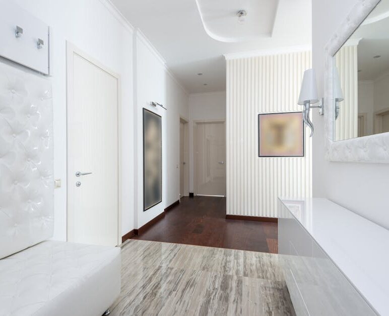 Sufit podwieszany czy napinany w mieszkaniu: wybór, montaż, oświetlenie i koszty w Polsce