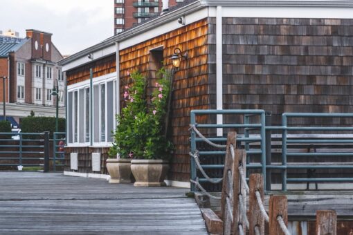 Remont balkonu w bloku krok po kroku: hydroizolacja, posadzka, meble i koszty w Polsce