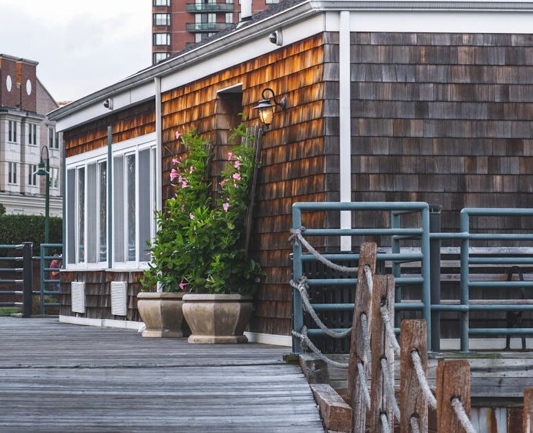 Remont balkonu w bloku krok po kroku: hydroizolacja, posadzka, meble i koszty w Polsce