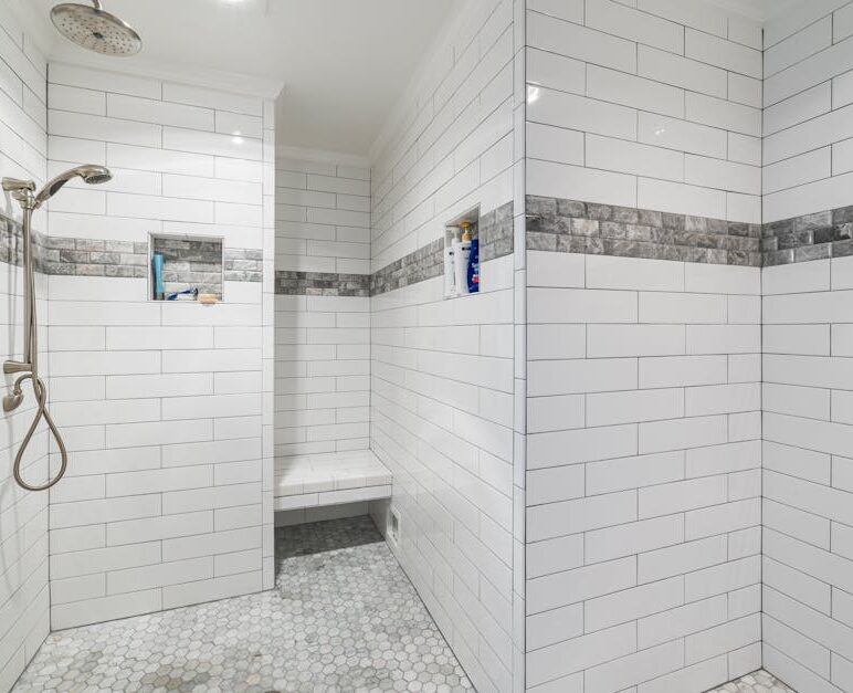 Prysznic bez brodzika w bloku: spadki, hydroizolacja, odpływ liniowy i koszty w Polsce