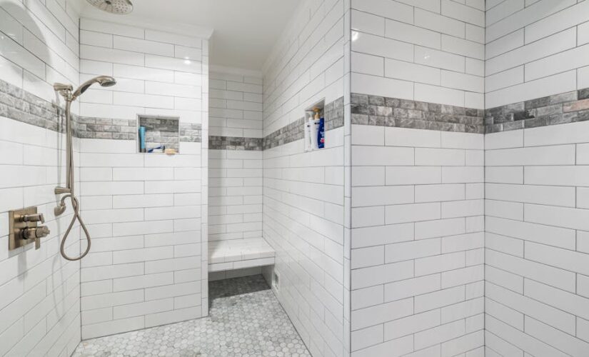 Prysznic bez brodzika w bloku: spadki, hydroizolacja, odpływ liniowy i koszty w Polsce