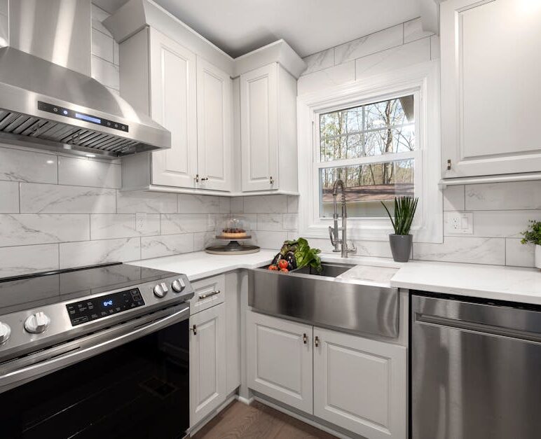 Okap kuchenny w bloku: wybór, montaż, wyciszenie i koszty w Polsce