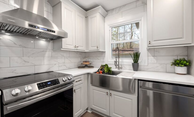 Okap kuchenny w bloku: wybór, montaż, wyciszenie i koszty w Polsce