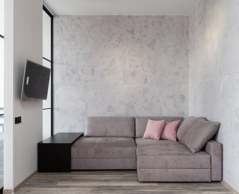 Ścianki loftowe ze szkła w mieszkaniu: systemy, montaż w bloku, akustyka i koszty w Polsce