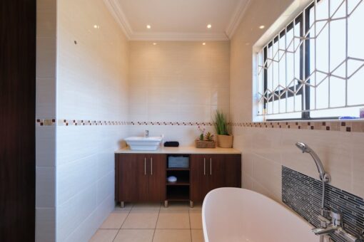 Wentylator łazienkowy w bloku: dobór, montaż, wyciszenie i koszty w Polsce