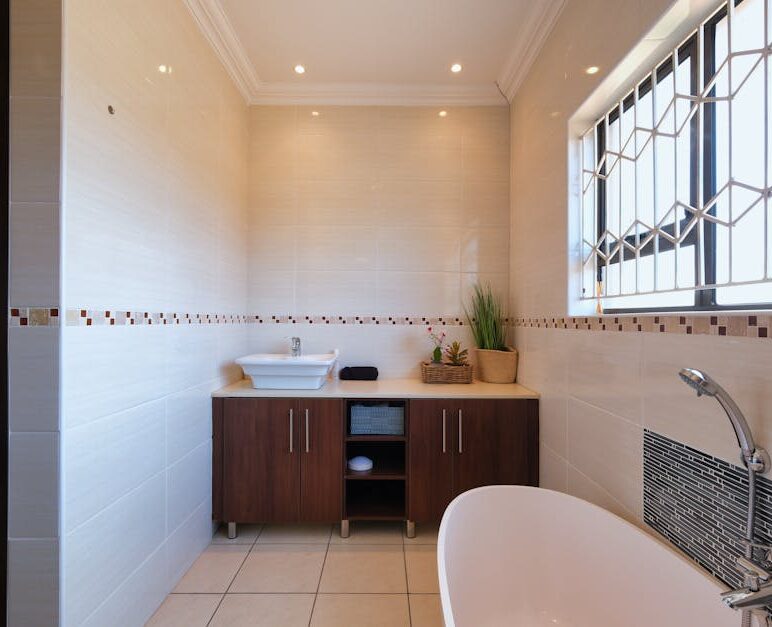 Wentylator łazienkowy w bloku: dobór, montaż, wyciszenie i koszty w Polsce