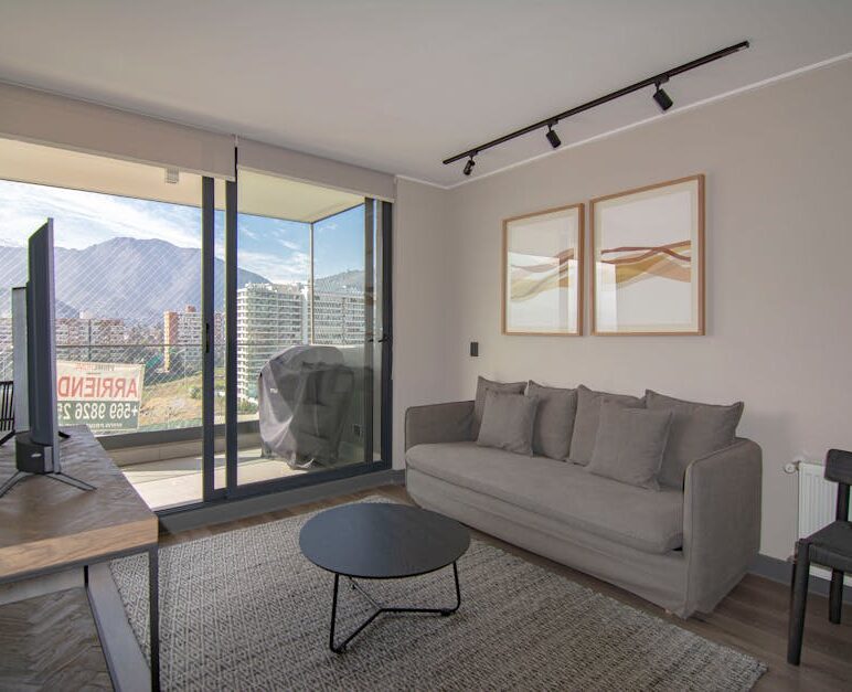 Oświetlenie szynowe w mieszkaniu: plan, 1-fazowe vs 3-fazowe, montaż i koszty w Polsce