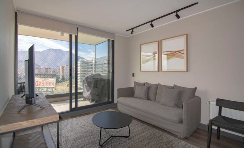 Oświetlenie szynowe w mieszkaniu: plan, 1-fazowe vs 3-fazowe, montaż i koszty w Polsce