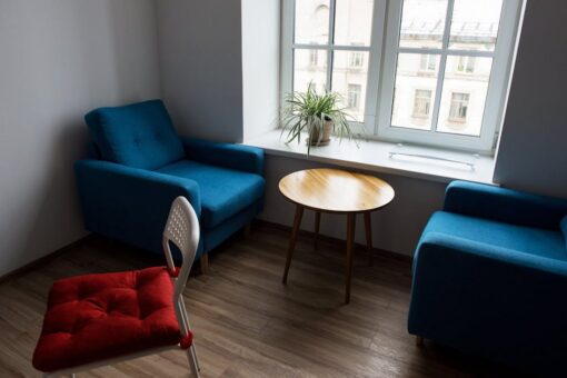 Parapety wewnętrzne w mieszkaniu: materiały, montaż krok po kroku i realne koszty w Polsce