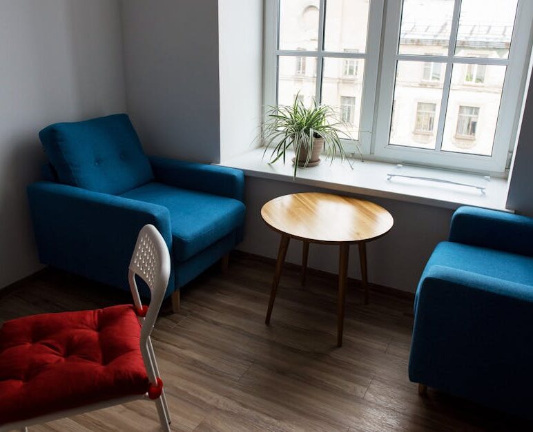 Parapety wewnętrzne w mieszkaniu: materiały, montaż krok po kroku i realne koszty w Polsce