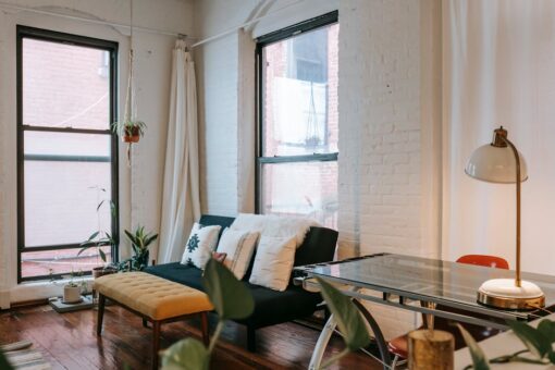 Siedzisko pod oknem w bloku: projekt nad grzejnikiem, wentylacja, montaż i koszty w Polsce