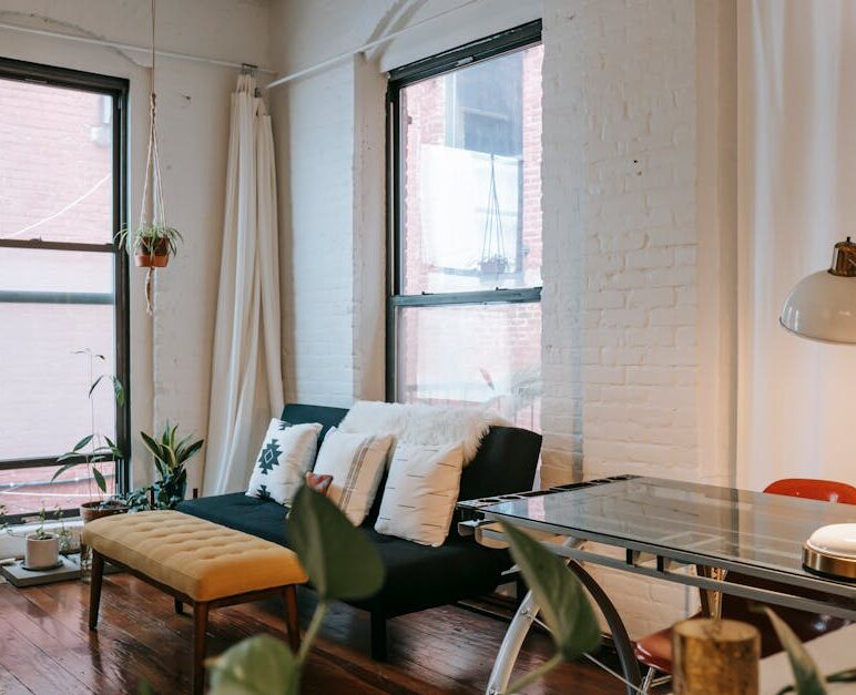 Siedzisko pod oknem w bloku: projekt nad grzejnikiem, wentylacja, montaż i koszty w Polsce