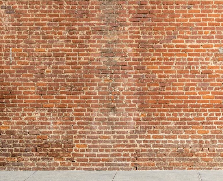 Ściana z płytek ceglanych w mieszkaniu: wybór, montaż krok po kroku i koszty w Polsce