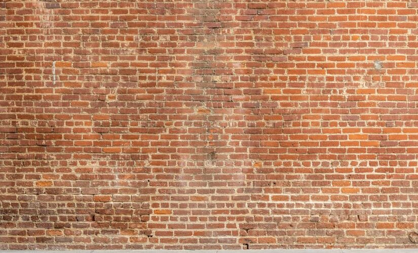 Ściana z płytek ceglanych w mieszkaniu: wybór, montaż krok po kroku i koszty w Polsce