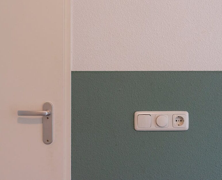 Plan elektryki w mieszkaniu: rozmieszczenie gniazdek, włączników, obwodów i koszty w Polsce