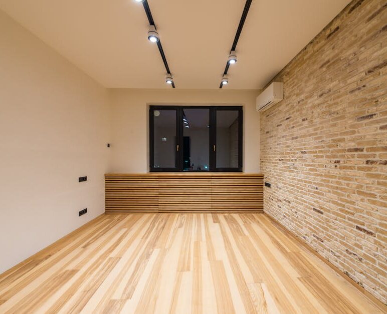 Klimatyzacja split w mieszkaniu w bloku: dobór mocy, formalności, montaż i koszty w Polsce