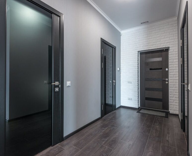 Drzwi wejściowe do mieszkania w bloku: wybór, montaż, akustyka, przepisy i koszty w Polsce