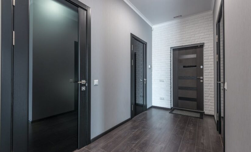 Drzwi wejściowe do mieszkania w bloku: wybór, montaż, akustyka, przepisy i koszty w Polsce