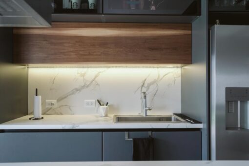 Oświetlenie podszafkowe w kuchni: taśmy LED, profile, zasilacze, sterowanie i koszty w Polsce