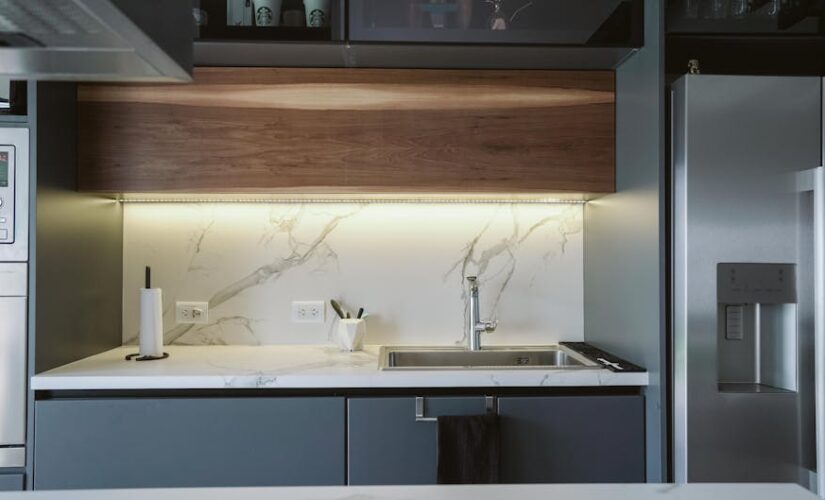 Oświetlenie podszafkowe w kuchni: taśmy LED, profile, zasilacze, sterowanie i koszty w Polsce